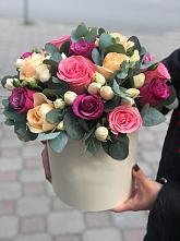 Цветочная композиция из Розы в шляпной коробке в Нижнем Одесе